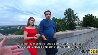 HUNT4K. B&ouml;ses M&auml;dchen verdient viel Geld mit ihrem devours K&ouml;rper vor ihrem armen Vater