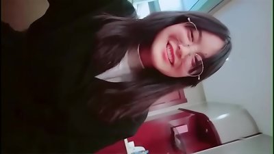 眼镜小姐姐半推半就让她吃鸡巴后把她上了