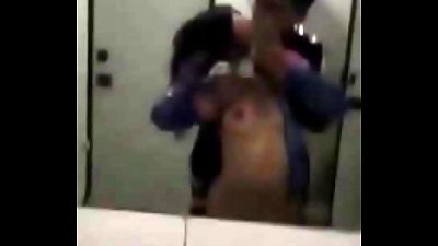 Địt em trong nh&agrave; vệ sinh